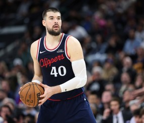 九游电竞-队记：昨日比赛祖巴茨在替补席上处理脚踝伤势 赛后走路一瘸一拐